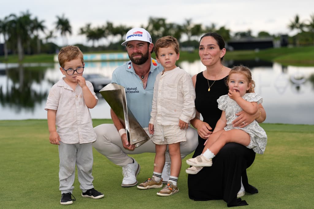 Cameron Young ganó el torneo de golf Cadillac Championship de la PGA efectuado en Trump National Doral este domingo 3 de mayo. El golfista es acompañado por su esposa, Kelsey Dalition, y sus hijos: Henry, John y Vivienne.
