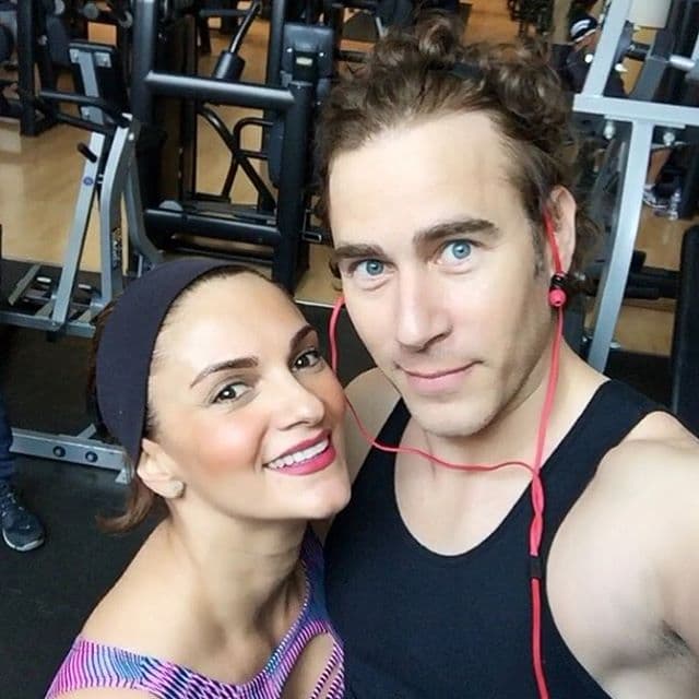 El elegido fue el actor Carlos de la Mota, con quien se le ha relacionado sentimentalmente.