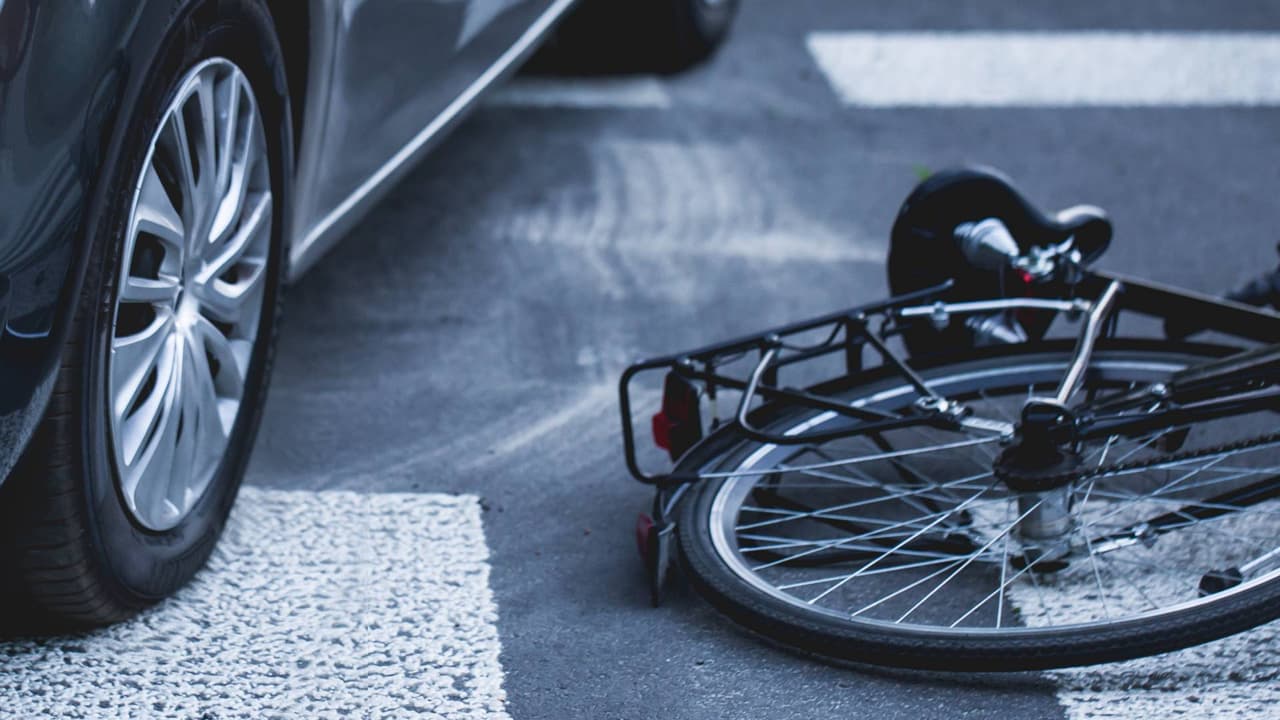 Murió un adolescente tras ser atropellado por un automóvil mientras circulaba en su bicicleta eléctrica