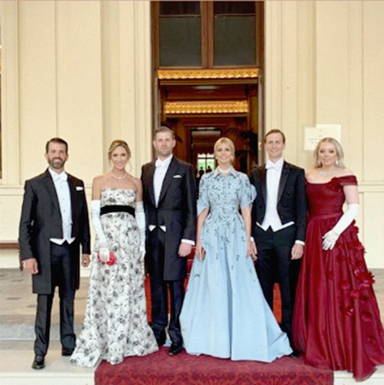 Aquí, de izquierda a derecha, Trump Jr., Lara y Eric Trump, Ivanka y Jared Kushner, antes de ingresar al salón. / Crédito: Instagram 
<a href="https://www.instagram.com/p/ByRAFIfhMl0/" target="_blank">Ivanka Trump </a>