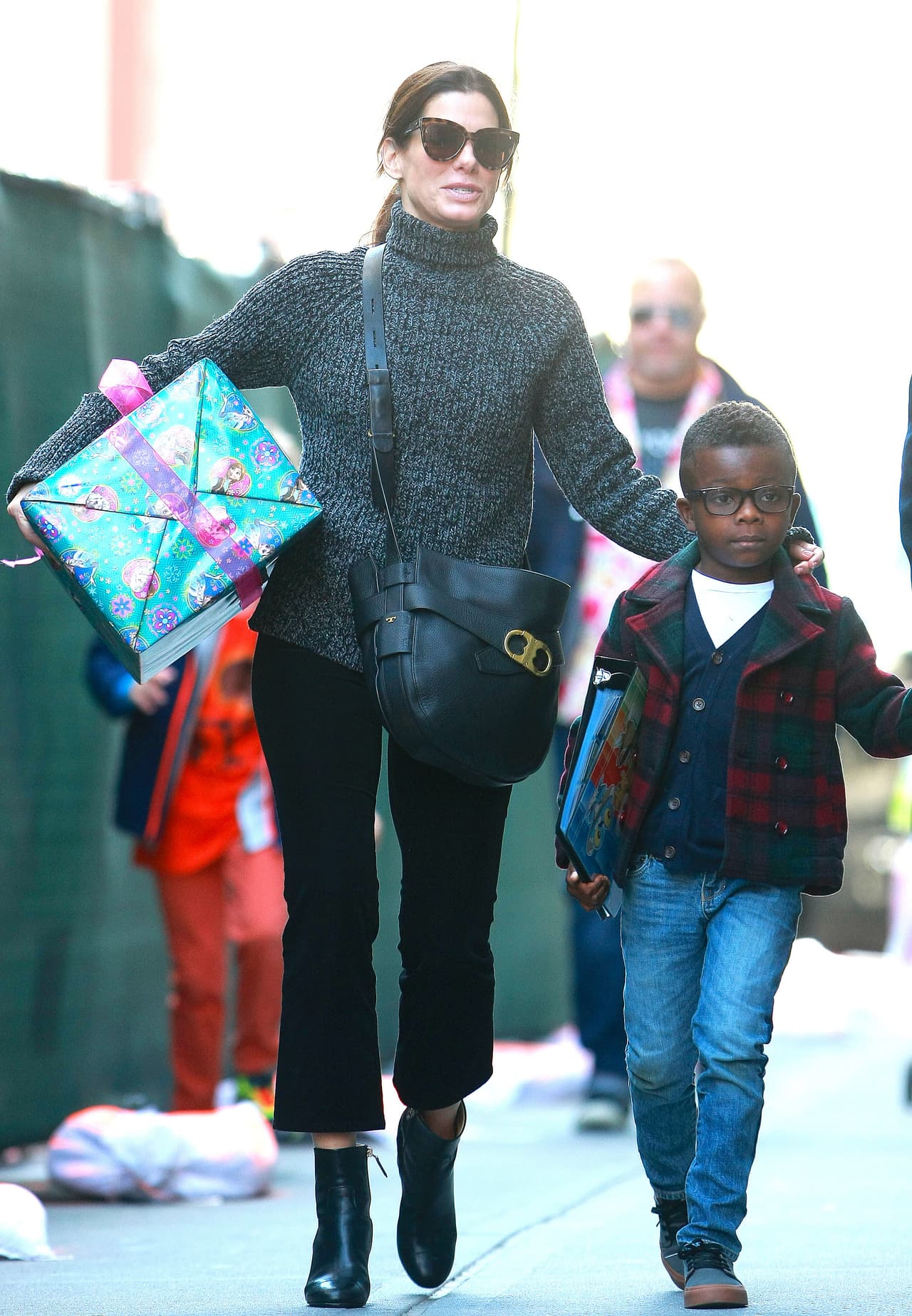 <b>Sandra Bullock </b>
<br>Conocida por su gran talento artístico, en 2010, la actriz de Hollywood decidió convertirse en madre por medio de la adopción. El pequeño Louis Bardo, originario de Louisiana, llegó a la vida de Bullock cuando sólo tenía tres meses y medio de nacido.