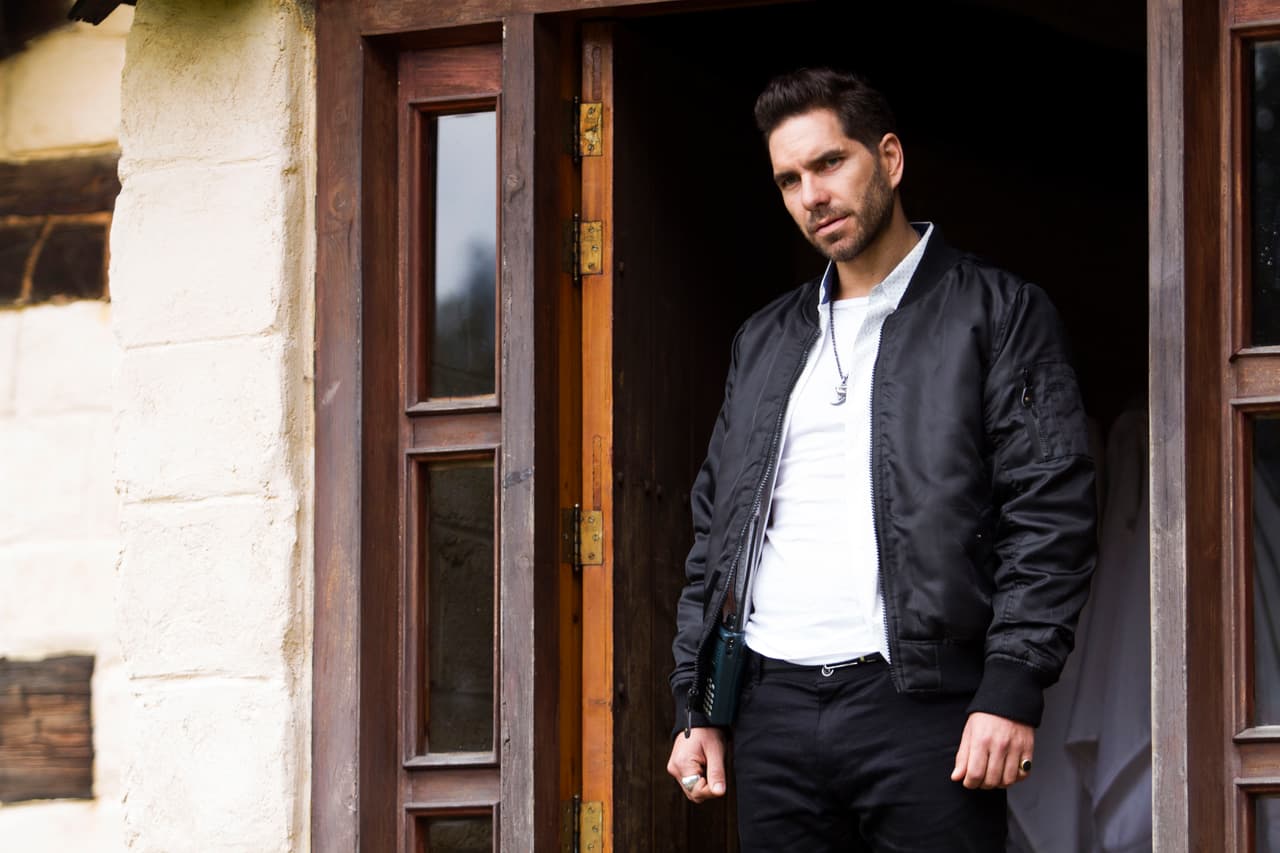 John lo felicitó por su valentía, pero no dio marcha atrás en asesinarlo.