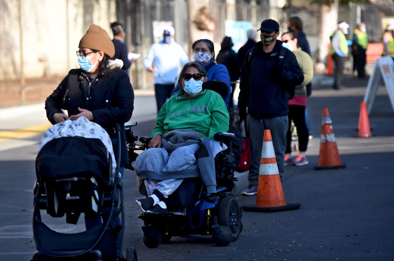 Además de una línea para recibir la donación en el auto, hubo una línea para los que fueron a pie a la secundaria South Gate de Los Ángeles, el miércoles 25 de noviembre. El distrito escolar de esa ciudad repartió 1.5 millones de comidas antes del día de Acción de Gracias. En un día normal se reparten entre 300,000 y 400,000.
<br>