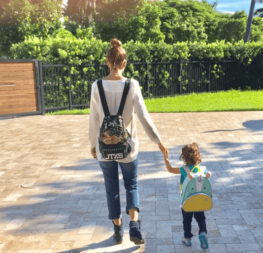 De la mano de su mami, Cristy Bernal, Michelle salió de su casa lista para su primer día de clases.