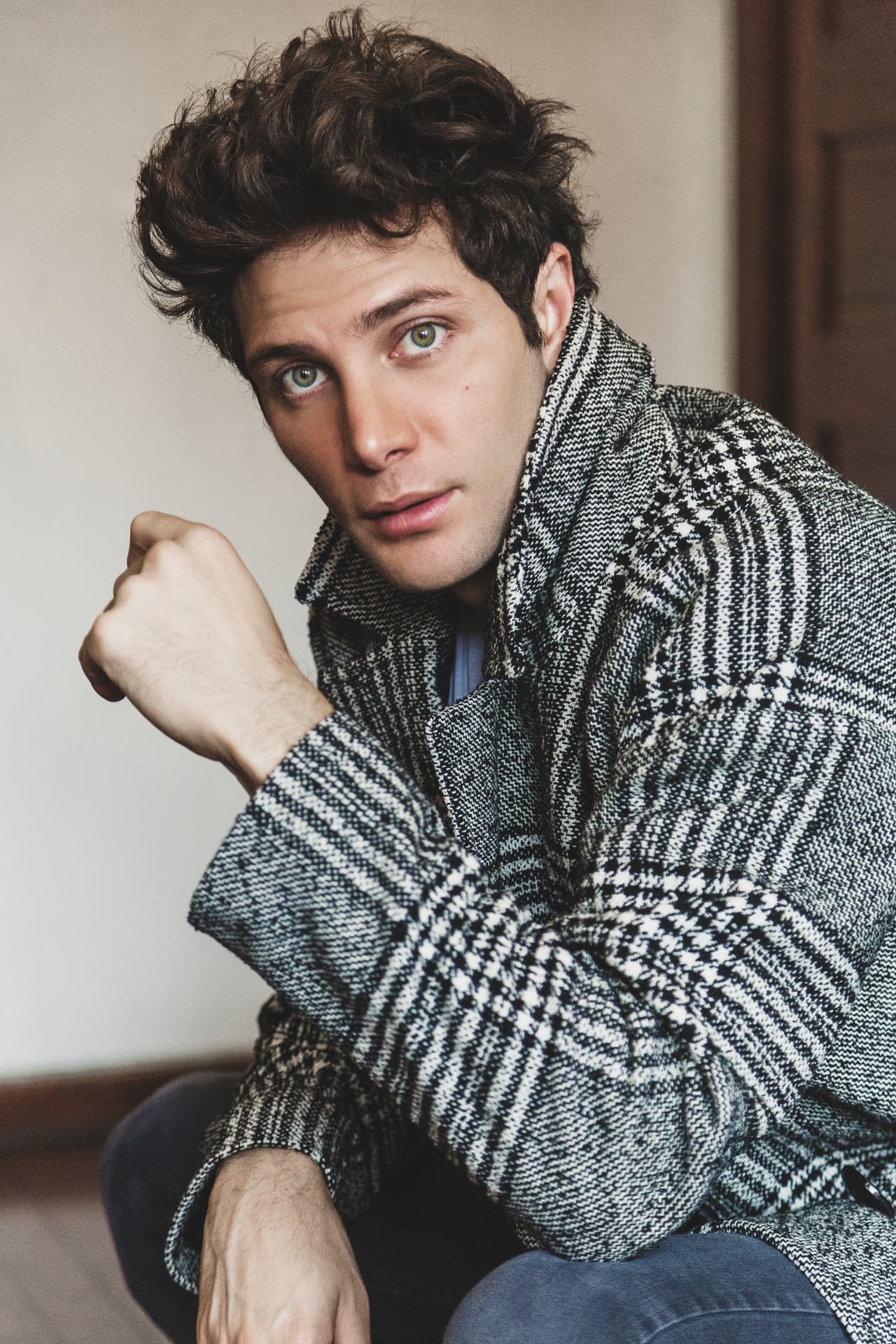 Nació el 13 de febrero de 1987 en Barquisimeto, Venezuela, país en el que inició su trayectoria en el mundo del espectáculo.