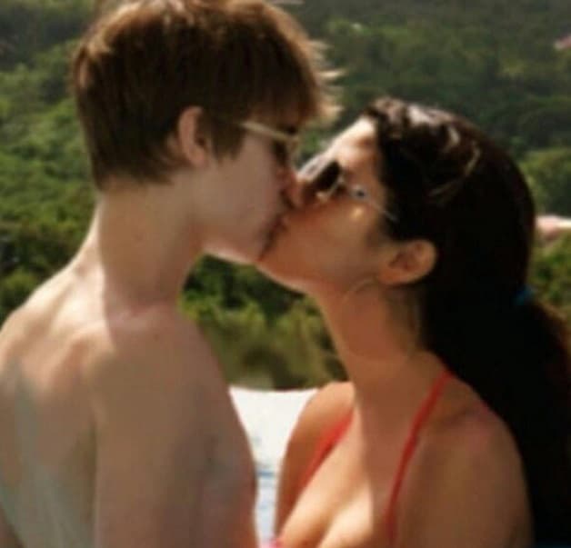 Hace un mes, en medio de todos los preparativos de la gira de Selena, Justin reveló esta imagen en donde ambos aparecen besándose. Hoy se sabe que esta es la imagen con más likes acumulados hasta el momento.