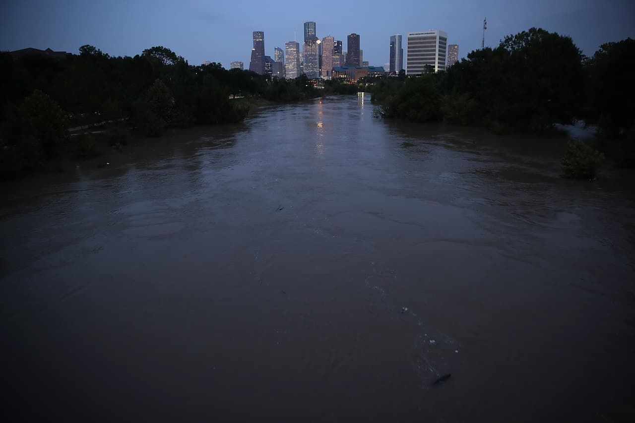 Rescatan a cuatro personas tras el choque de un bote contra una estructura bajo agua en Katy