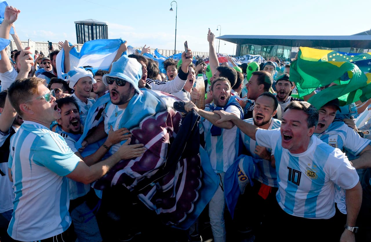 Los fanáticos de Argentina inundan de pasión el partido contra Nigeria en un encuentro de alegría y colorido en el tercer y definitivo partido del grupo D del Mundial Rusia 2018.