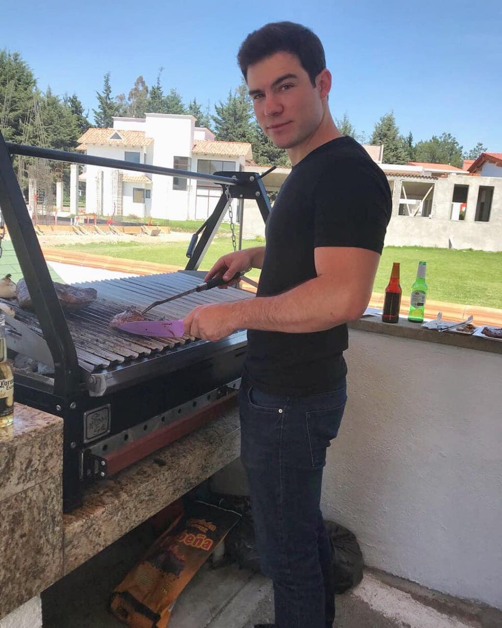 Si bien Eduardo ha tenido el apoyo incondicional por parte de su famoso tío, cuando Marbán decidió adentrarse en el mundo de la actuación lo hicieron trabajar con el exintegrante de Timbiriche.