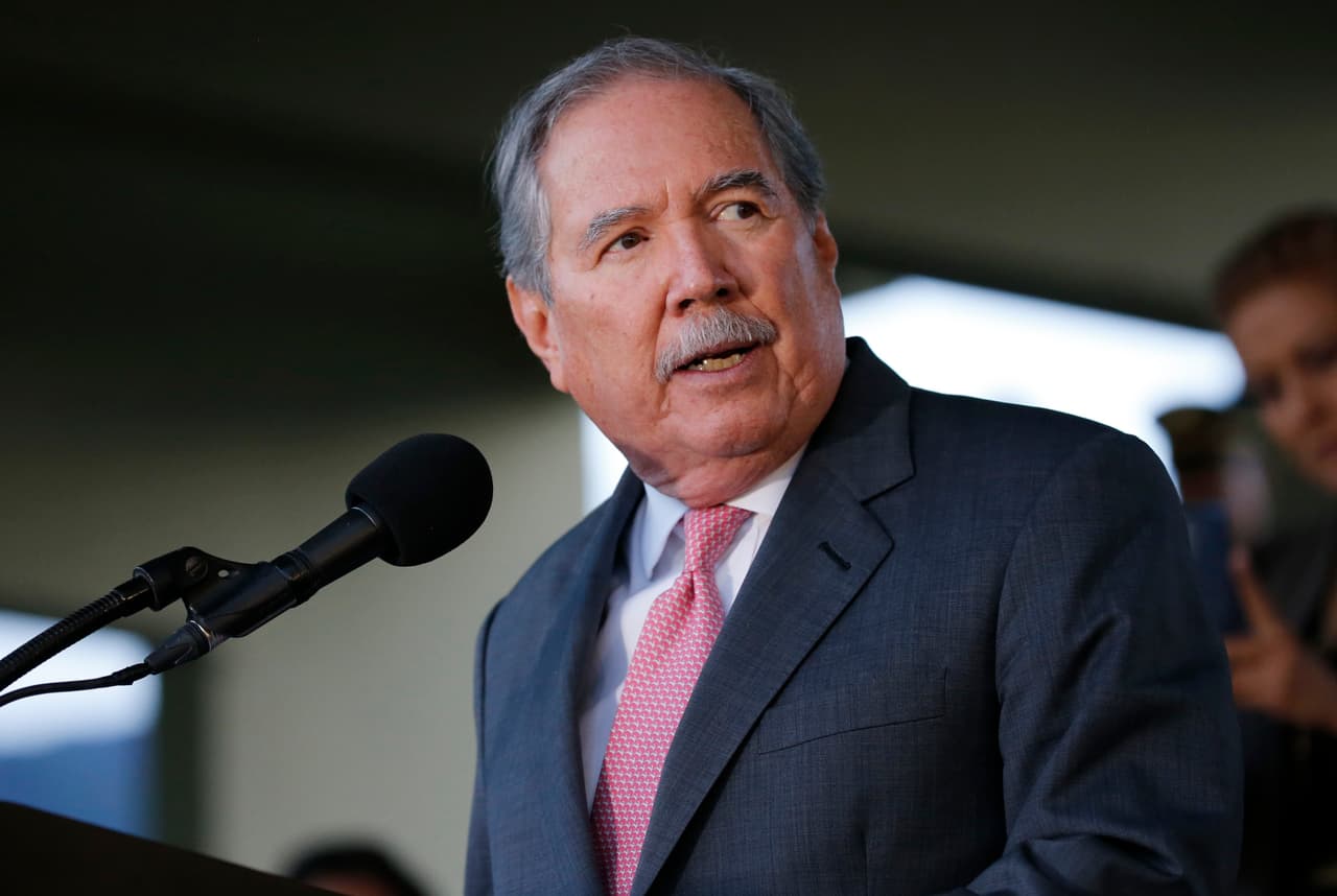 Ministro de Defensa de Colombia renuncia en medio de escándalo por la muerte de 8 menores en un operativo militar