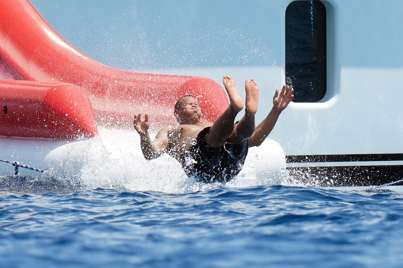 Fue captado así dejándose caer de un tobogán. 
<br>