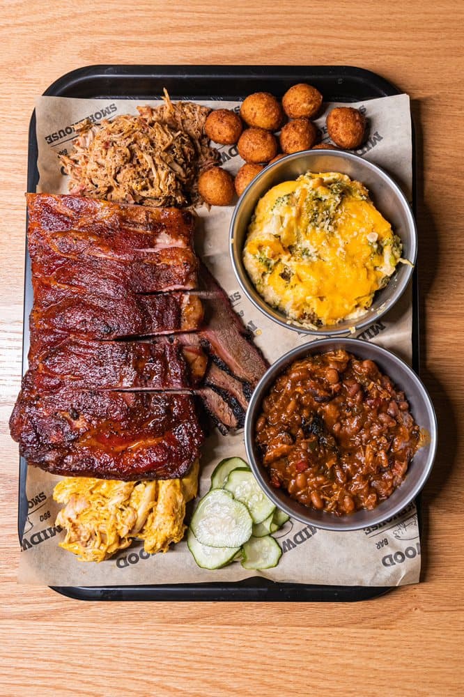 <b>Midwood Smokehouse</b>
<br>Dirección: 409 W Johnson St. Raleigh, NC. 27603
<br>Teléfono: (919) 267-2666
<br>Sitio web: 
<a href="https://midwoodsmokehouse.com/">https://midwoodsmokehouse.com/</a> 
<br>
<b><a href="https://www.yelp.com/map/midwood-smokehouse-raleigh">Cómo llegar</a></b>
<br>
<br>En Yelp, se promocionan así: “Somos el ahumadero de carnes del vecindario, usando nada más que madera dura de nogal de Carolina del Norte y trabajo duro para hacer la mejor barbacoa de la zona”.