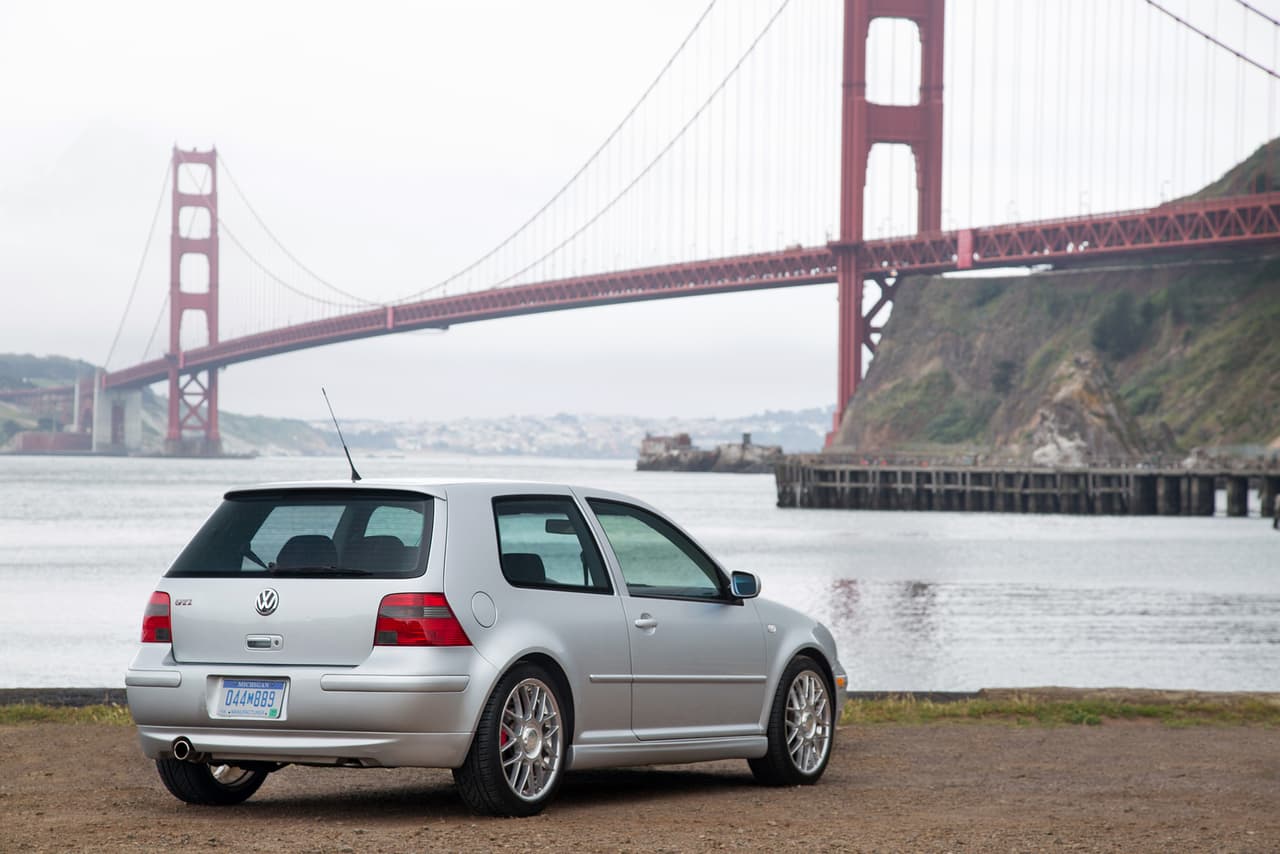 Este 
<b>Mk4 GTI VR6</b> dispone de un motor de V6 de angulo cerrado de 2.8 litros capaz de desarrollar 200 caballos de fuerza, el cual envía su potencia a las 4 ruedas. Puede ir de 0 a 60 mph en 7.2 segundos. Fue producido desde el año 1997 hasta el 2004, con buen desempeño comercial y una excelente reputación como un gran vehículo para curvas. Recomendamos verlos con lupa ya que sus dueños, generalmnete jovenes entre 20 y 30 años, los trataron duro.