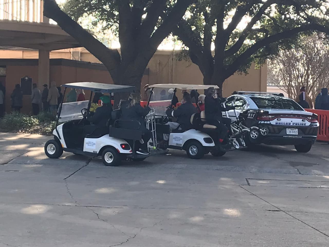 Desde muy temprano varias personas llegaron al lugar para recibir la vacuna.