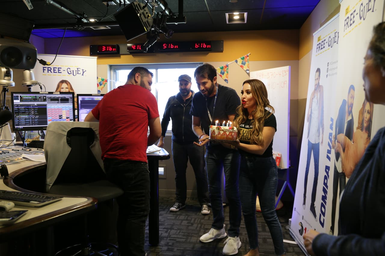 El locutor estaba completamente sorprendido, ya que no se lo esperaba.