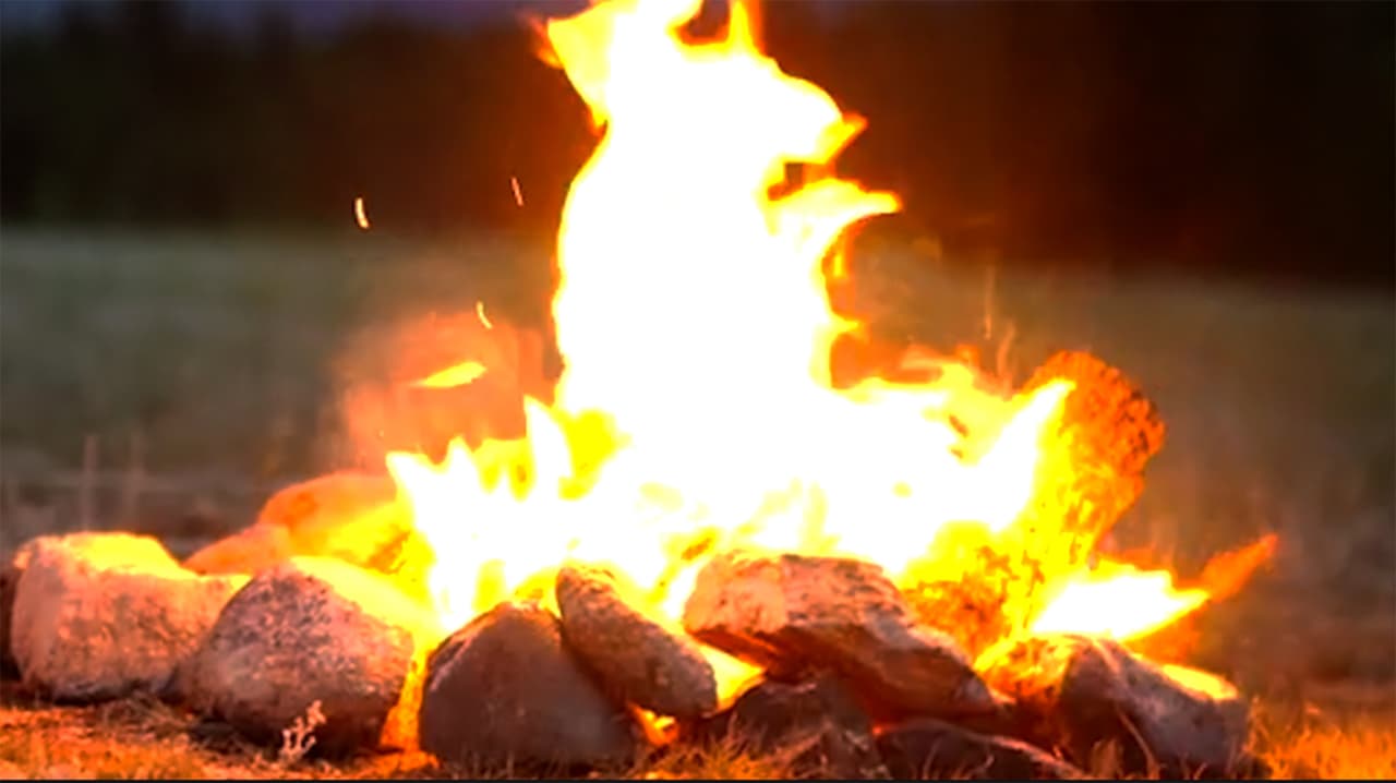 En caso de encontrarte en las proximidades de un incendio, aléjate por las zonas laterales del fuego y más desprovistas de vegetación. Recuerda que un cambio en la dirección del viento puede hacer que el fuego rodee a quienes transitan por el lugar. Por lo tanto, procura caminar siempre en sentido contrario a la dirección del viento.
<br>
