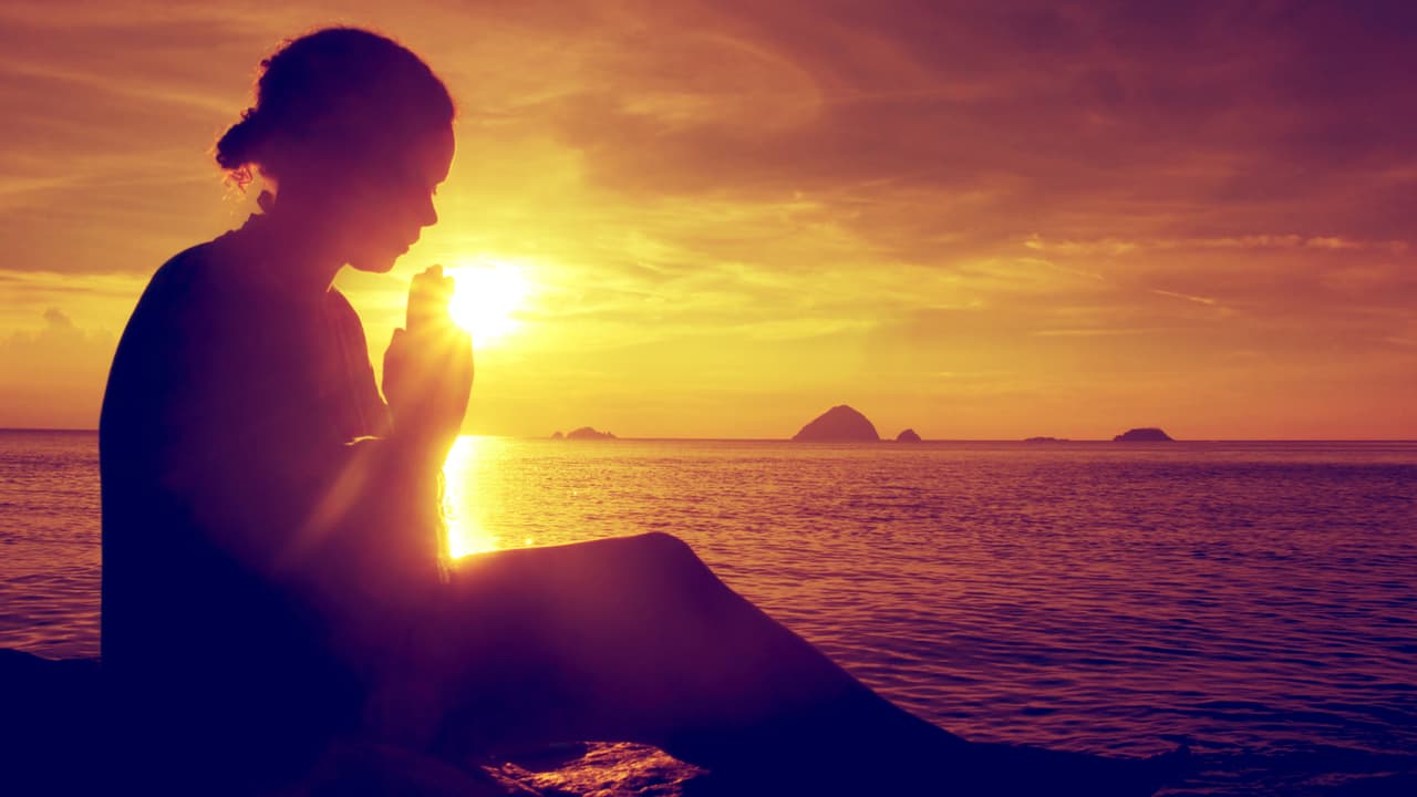 Por supuesto, en nuestro camino a un óptimo estado mental y espiritual, no hay que olvidar el gigantesco poder de la fe y la oración en nuestras vidas. Agradece diario a Dios por esta vida que tienes y por la posibilidad de alcanzar Su gloria.