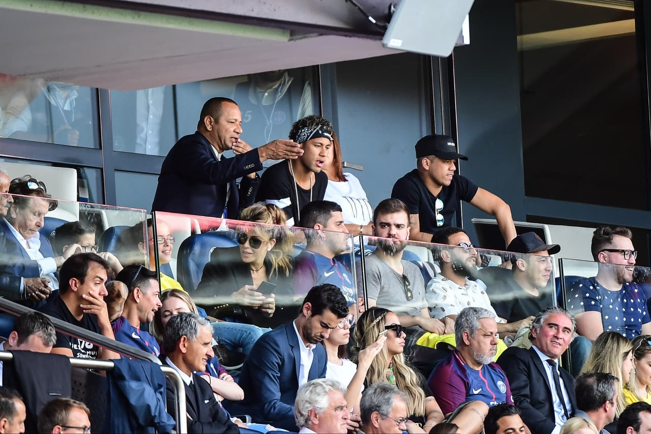 El israelí estuvo en el primer partido que Neymar disfrutó en París como jugador del PSG, pero en el que no participó por no tener la documentación necesaria aún.