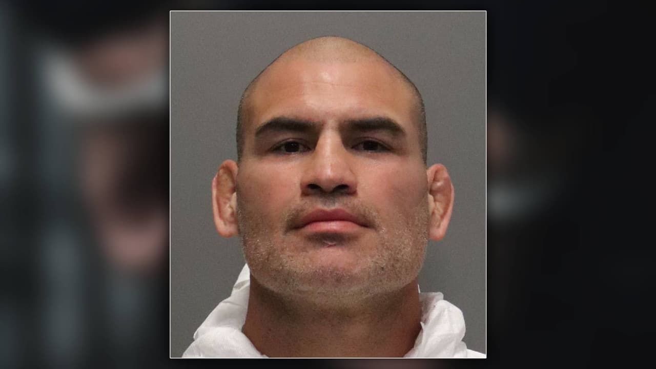 Caín Velásquez es considerado por muchos como uno de los mejores peleadores de artes marciales mixtas en la historia de los pesos pesados. En la imagen, su ficha policíaca dada a conocer por las autoridades de San José.