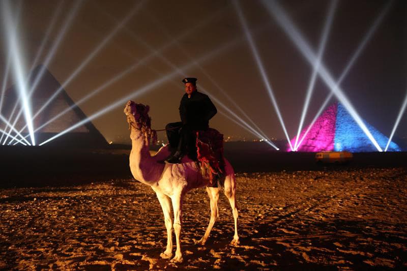 Un policía egipcio en guardia durante la celebración.