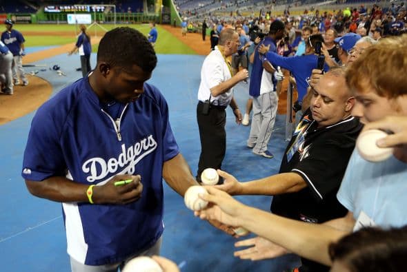 El pitcher de los Miami Marlins, José Fernández, se robó el show durante el esperado juego contra los muy calientes Los Angeles Dodgers, al dejar al jardinero Yasiel Puig 0-3 con un ponche y venciendo a los indomables Dodgers 6-2. Puig tuvo un fin de semana alegre, compartiendo con Lebron James y se paseó por el estadio de los Marlins ante 27,127 fanáticos, el tercer número mayor de asistentes en la temporada, pero terminó 0-5 con dos ponches. Fernández y Puig, ambos cubanos desertores, ambos novatos, en equipos distintos, podrían estar disputando el título del Novato del Año de las Grandes Ligas. Entra y Vota aquí por el mejor de los dos.