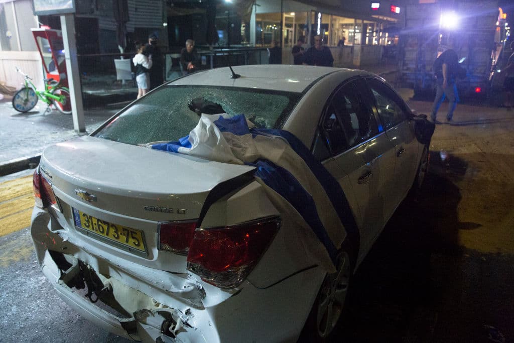 <b>Bat Yam, una ciudad ubicada en la costa mediterránea, también ha visto una buena cantidad de enfrentamientos</b>, principalmente entre civiles judíos y palestinos israelíes. En la imagen se observa el auto de un palestino que fue atacado la noche del 12 de mayo por una horda que dejó la bandera israelí sobre el mismo.