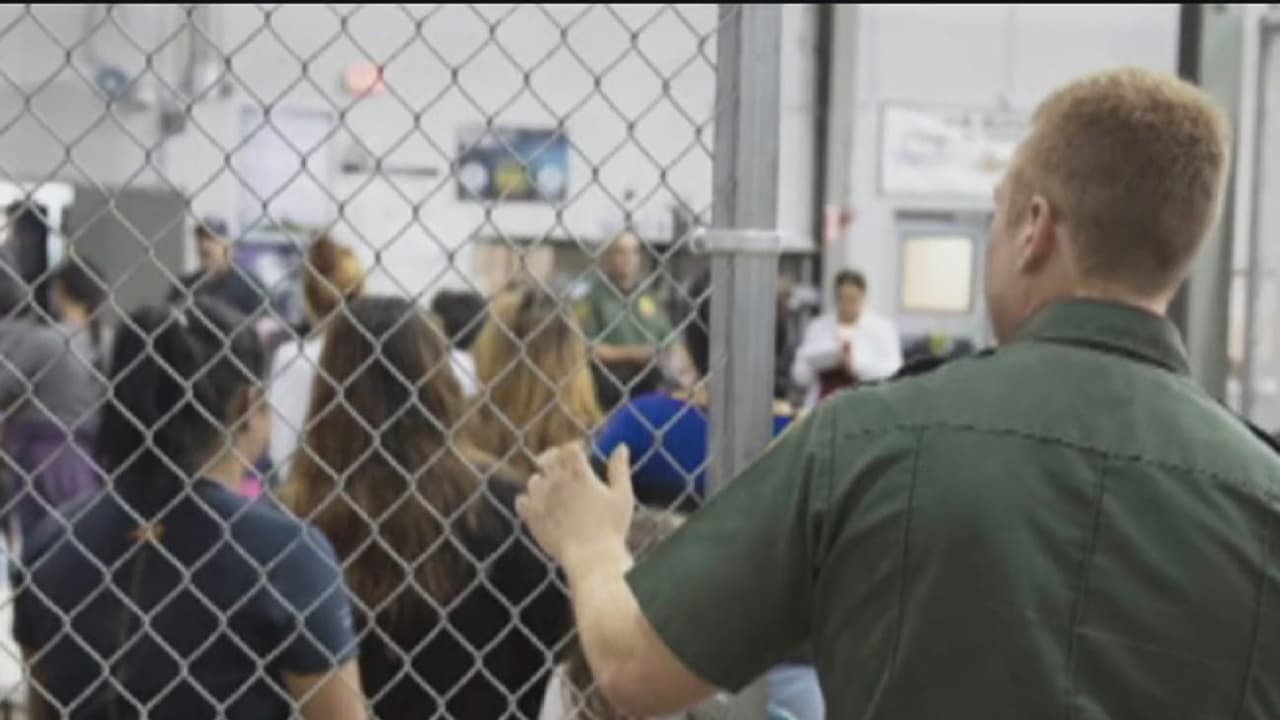 Siguen las protestas en el nuevo centro de detención para niños inmigrantes en Texas 