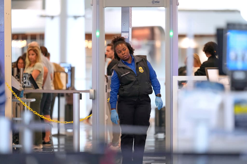 <h3 class="cms-H3-H3">Respuesta de la TSA</h3>
<br>La crisis coincide con la entrada en vigor, el 6 de mayo, del requisito de Real ID para vuelos domésticos, lo que ha generado filas más largas en los controles de seguridad. La TSA estima que solo el 70% de los viajeros cuentan con esta identificación, y aquellos sin ella deben presentar pasaportes u otros documentos, lo que ha añadido demoras en un aeropuerto ya saturado. La agencia recomienda a los pasajeros verificar su documentación y llegar con mayor antelación.
<br>