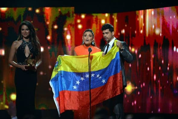 Chiquinquirá Delgado y Pedro Moreno presentaron el premio en la categoría Grupo o Dúo del Año, no sin antes mostrar su solidaridad con Venezuela.