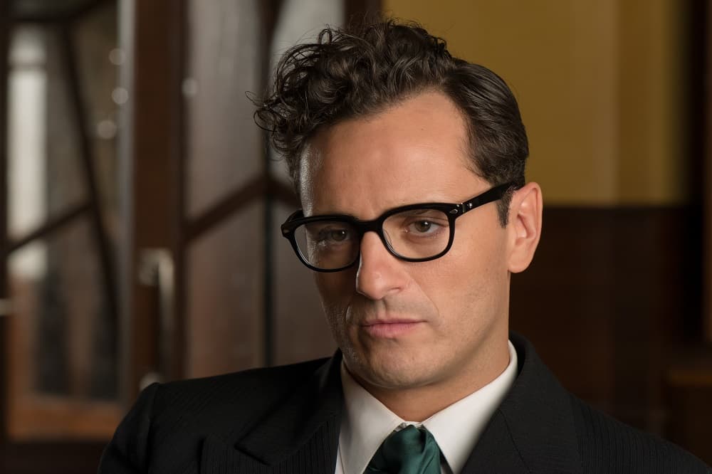 Y un nuevo diseñador llega a trabajar a las tiendas.