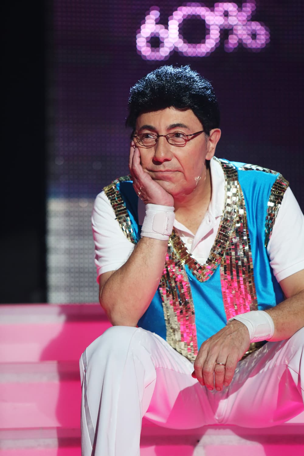 En la misma temporada, Fernando Arau aseguró que no pudo realizar un segundo baile porque tenía 
<b><a href="https://www.univision.com/shows/mira-quien-baila/la-sexta-gala-estuvo-impactante-y-controversial-articulo">problemas graves en su rodilla</a></b> por una cirugía que se había realizado hace años.