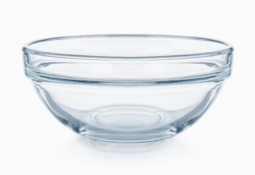 Necesitarás un pequeño recipiente de vidrio donde puedas mezclar todos los ingredientes, machacarlos y luego poder quemar la mezcla, por eso es importante que resista al fuego. ¡Con cuidado!