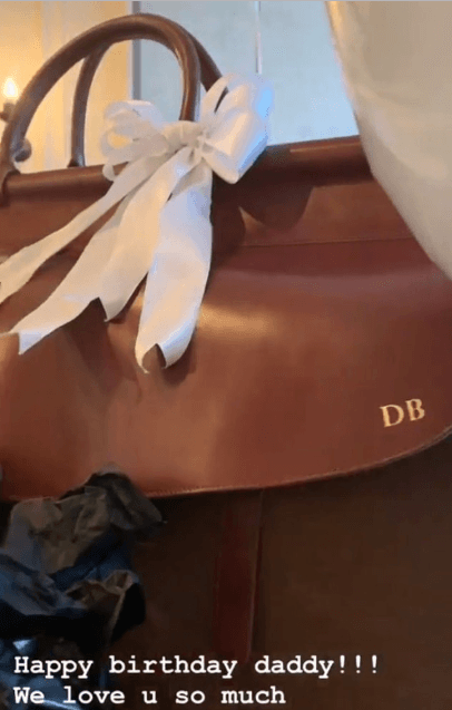 El retirado futbolista también recibió de su esposa un elegante bolso, de diseño personalizado.