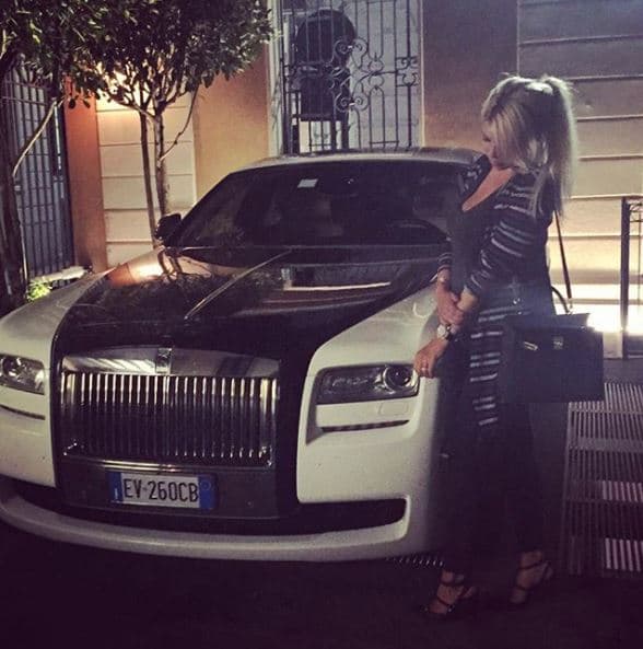 Pero cuando se trata de autos favoritos, Wanda presume este
<b> Rolls Royce Ghost,</b> el cual fue un regalo de Mauricio Icardi mientras esperaban a su primera hija, hace más de tres años.