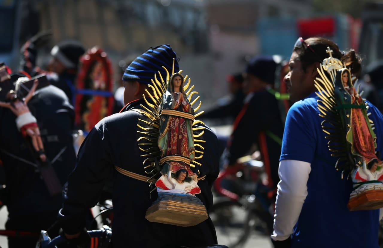 La conmemoración de la aparición de la madre de Jesús a un indio mexicano en plena colonia española sintetiza el origen indígena y la cultura católica del país. Muchos caminan hacia la basílica con las estatuillas y pinturas de la virgen atadas a sus espaldas.
<br>