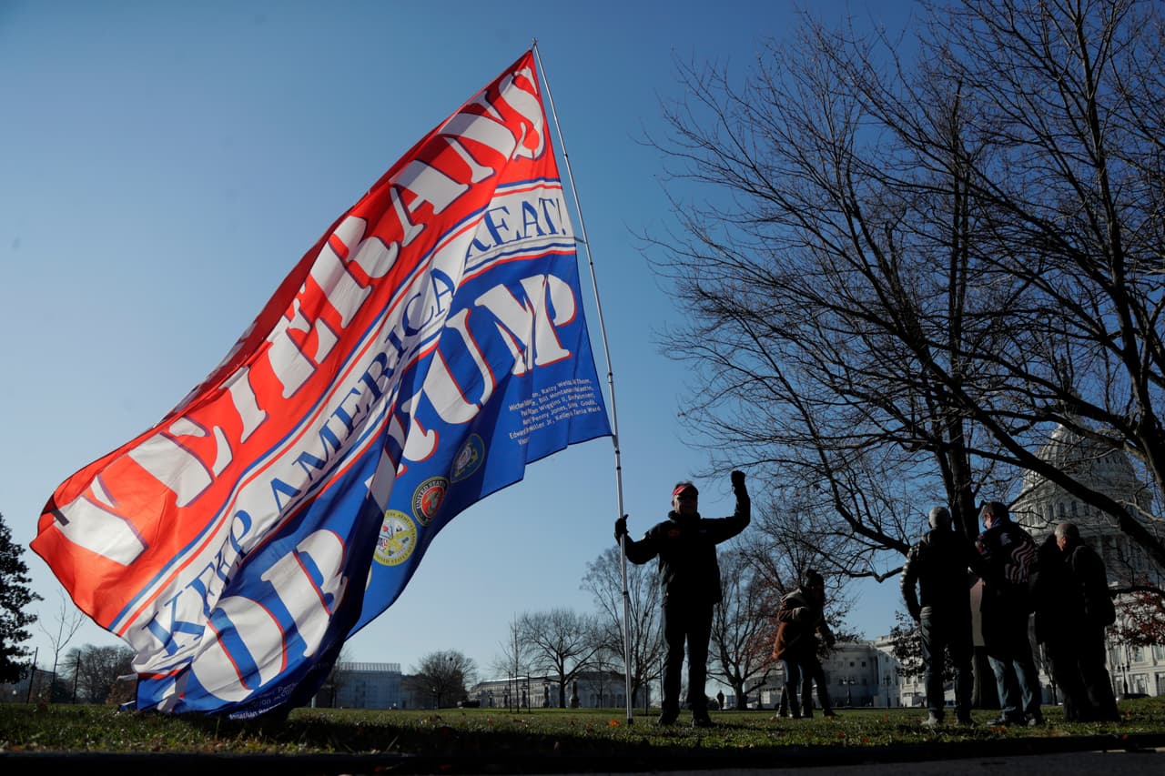 “Veteranos por Trump”, se lee en la bandera que llevó uno de sus partidarios.