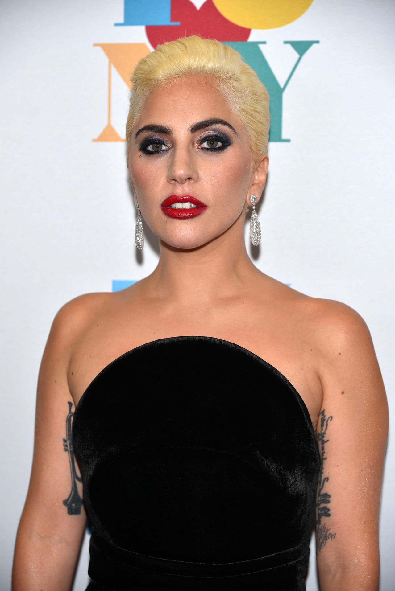 Gaga recogió su rubio cabello.