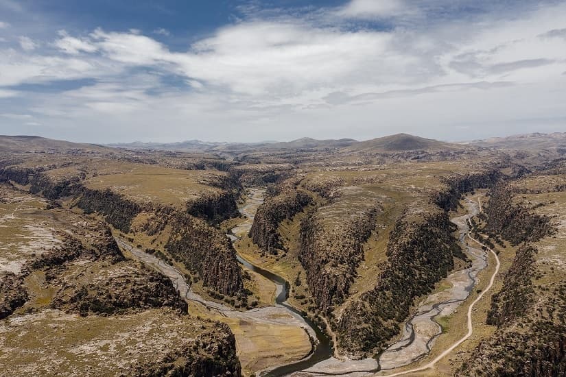 <b>Suykutambo y sus cañones</b>. Es una zona de monumentales formaciones rocosas de origen volcánico con el aspecto de bosques de piedras. La privilegiada geografía de Suykutambo, que se encuentra a poco más de cuatro horas de Cusco, permite realizar desde canotaje, kayak, trekking, cabalgatas, parapente, escalada en roca, downhill, rappel, ciclismo, entre otras. En Suykutambo hay además impresionantes sitios arqueológicos, como Maukallacta y Taqrachullo
<br>
<br>