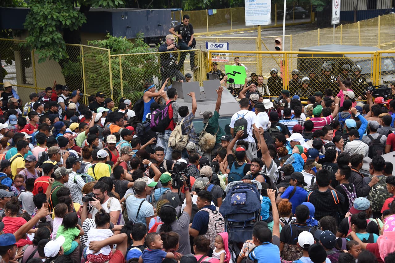 La caravana está conformada por un número indeterminado de personas, que seguramente supera los miles, la mayoría de Honduras.