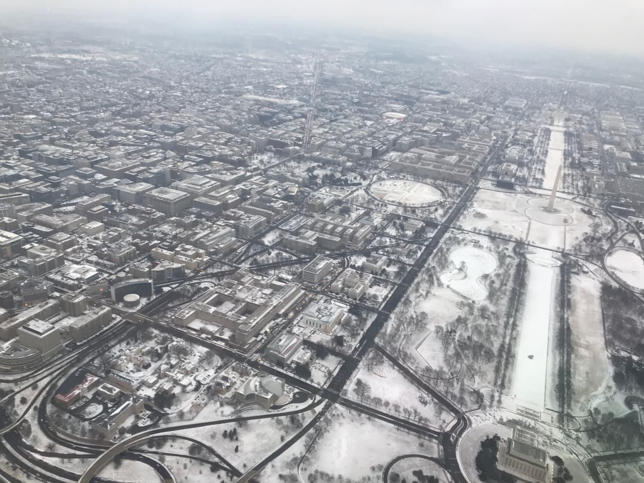 Sólo las calles lucen despejadas en Washington DC. El National Mall, los techos de los edificios y los monumentos aún bajo la nieve.