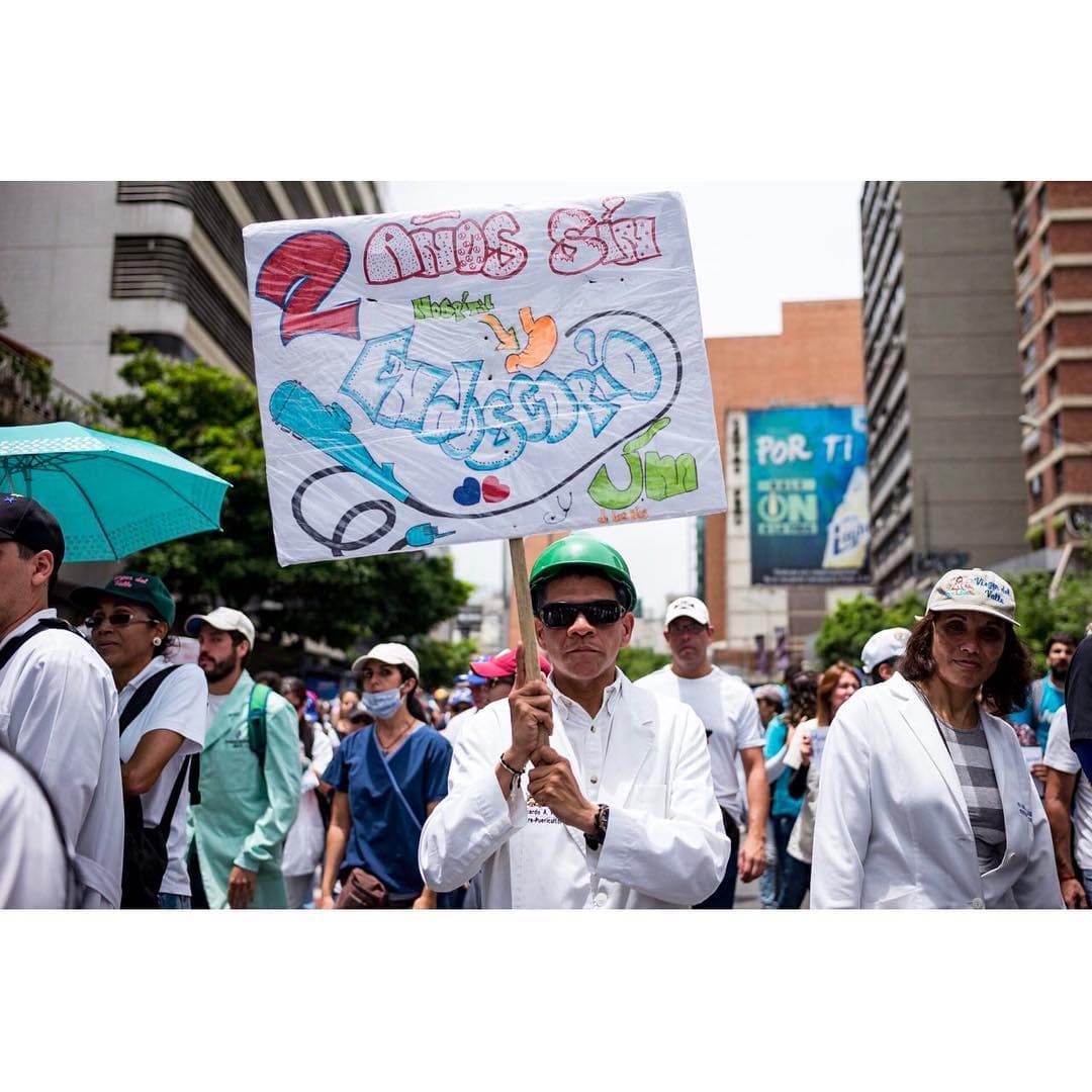 <a href="https://www.instagram.com/p/BUaliiHA-Ee/?taken-by=prodavinci"><b>Ricardo Parra</b></a>
<b>, 42 años, residente del segundo año del servicio de Gastroenterología Pediátrica, Hospital de Niños JM de los Ríos. </b>“Tenemos dos años sin realizar endoscopias en el servicio de Gastroenterología porque el equipo está dañado y no tenemos respuestas ni de las autoridades del hospital, ni de los entes externos para poder solventar la situación. Los niños de la unidad no pueden tener un tratamiento adecuado en el momento correcto que garantice su mejoría, y lastimosamente hemos visto morir niños porque no se les diagnosticó a tiempo su enfermedad o porque no pudieron ser tratados oportunamente. A la falta de endoscopio se suma 
<a href="http://www.univision.com/noticias/medicina-y-farmacia/asi-se-vive-la-escasez-dentro-de-una-farmacia-en-venezuela">la escasez de insumos y medicamentos que sufren todas las áreas</a>. Somos un hospital de referencia nacional y a diario vemos a uno o dos caídos. Es difìcil decirle a un familiar que el niño falleció, porque la familia está ansiosa de que ese pequeño vuelva a su vida habitual. Los médicos estamos allí, pero 
<a href="http://www.univision.com/noticias/salud/a-los-medicos-venezolanos-les-quita-el-sueno-ejercer-en-medio-de-la-escasez-e-inseguridad">no podemos actuar por la falta de insumos</a> y eso es lo que indigna a todo el personal de la salud”. Testimonio y foto: 
<a href="https://www.instagram.com/indirapop/">Indira Rojas</a> y 
<a href="https://www.instagram.com/@aka2863">Andrés Kerese</a>.