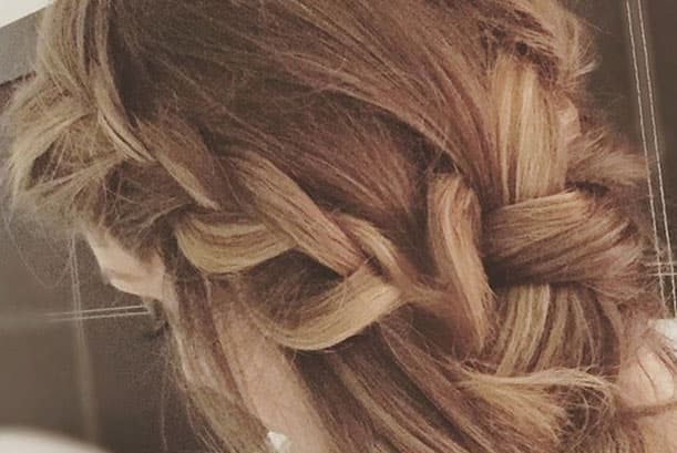 Horas antes de presentarse en la plaza, Anahí subió una imagen del peinado que luciría en la noche a su cuenta de Instagram.