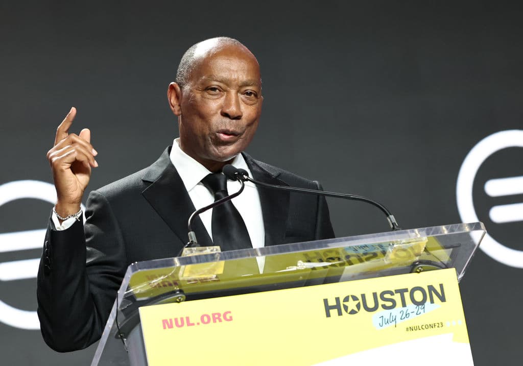 <b>Reforma de las pensiones: </b>Una de las principales victorias del alcalde Turner ha sido la implementación de una reforma integral del sistema de pensiones de la ciudad. Esta medida ha permitido garantizar la sostenibilidad financiera a largo plazo y brindar seguridad a los empleados municipales.