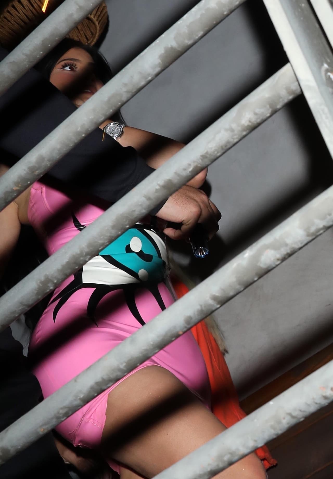 El portal afirma que 
<b><a href="https://www.univision.com/famosos/kylie-jenner-se-topa-con-su-ex-tyga-en-un-club-de-estriptis-de-las-vegas-y-asi-fue-el-encuentro-fotos" target="_blank">Tyga ya estaba adentro </a></b>del club en ese momento, pero se desconoce si conversaron.