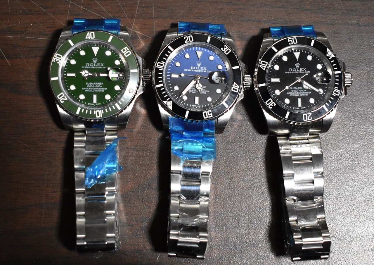 Los agentes sospecharon que los relojes eran falsificados y detuvieron el envío, que incluía las marcas Rolex, Invicta, Rado y Hublot.
