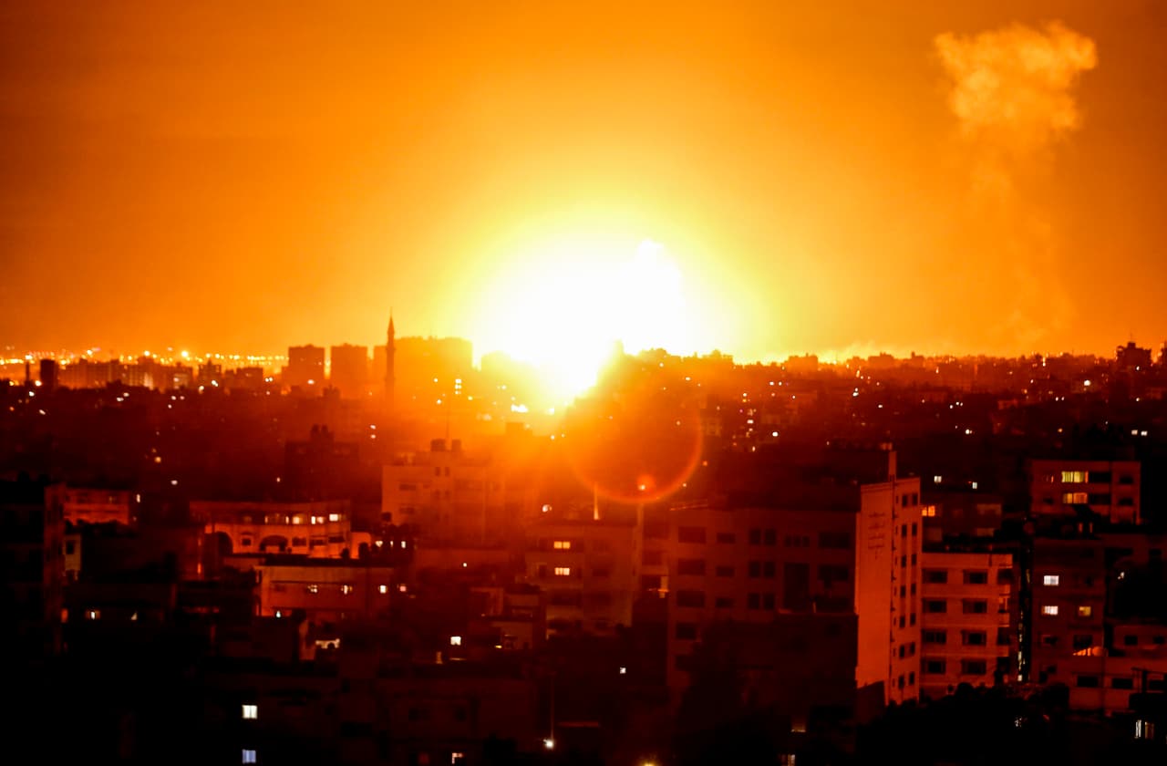 <b>La guerra sin fin.</b> Una bola de fuego ilumina la noche en Gaza, luego de los bombardeos del ejército israelí sobre esta ciudad. 
<a href="https://www.univision.com/noticias/conflicto-arabe-israeli/la-complicada-crisis-palestino-israeli-explicada-en-seis-mapas-y-de-un-vistazo">La decisión de Trump de trasladar la embajada de EEUU a Jerusalén</a> ha reavivado el conflicto entre palestino-israelí.