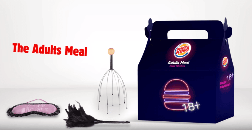 Fotograma de la campaña de la compañía de hamburguesas con jugetes para adultos.