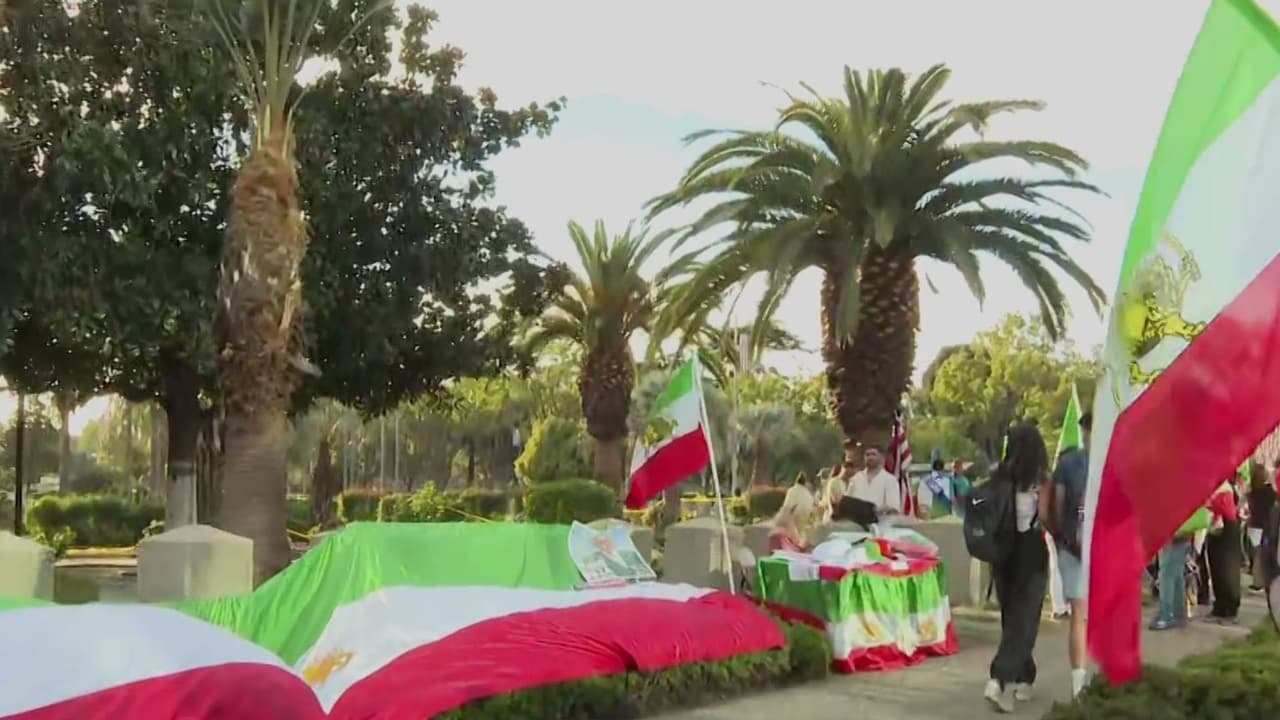 Miles de personas marchan en Westwood, L.A., por cambio de régimen en Irán