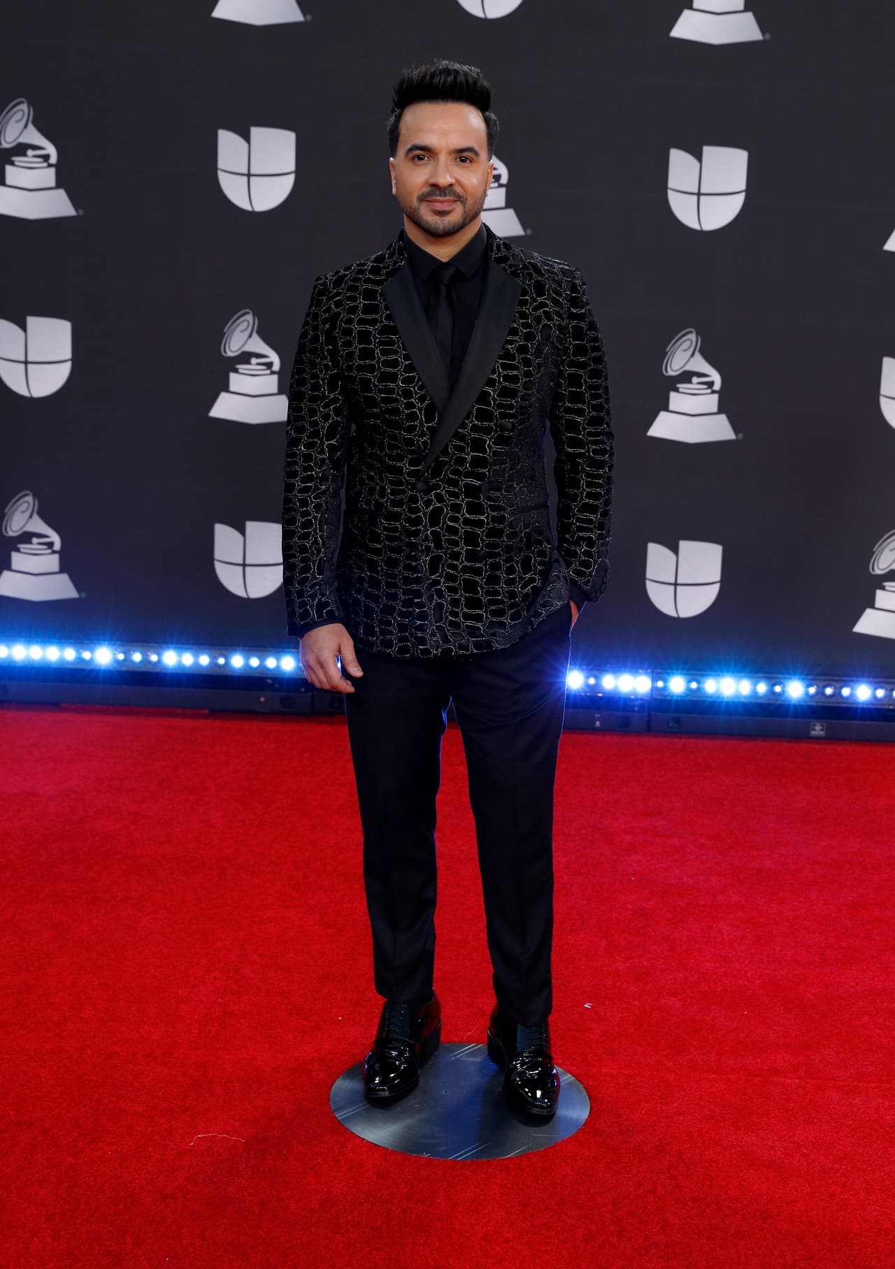 Luis Fonsi, nuevamente nominado al Latin GRAMMY, seleccionó este traje de Giorgio Armani.