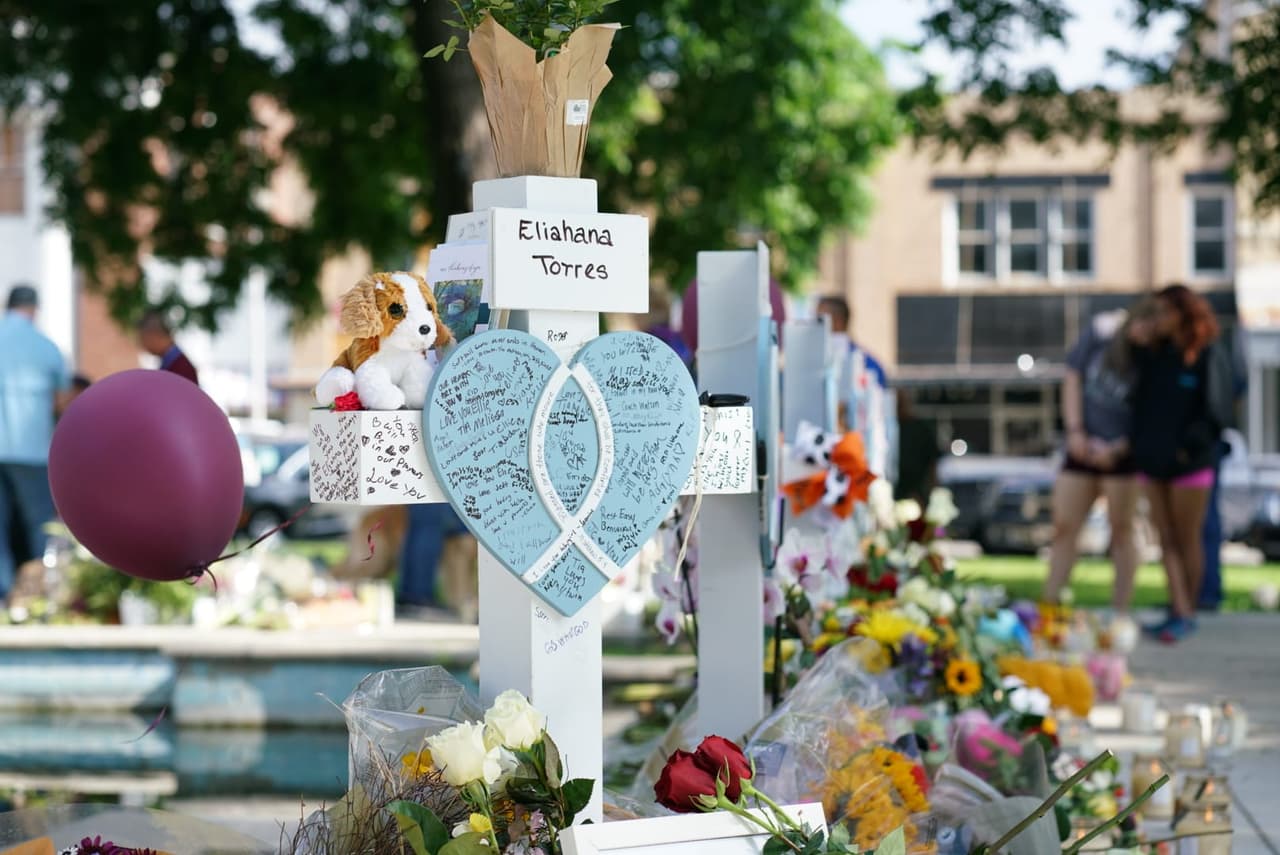El 24 de mayo, a las 11:40am, un pistolero abrió fuego contra la escuela primaria de Robb. 
<br>
<br>El atacante entró a un salón de clases donde disparó contra los niños y la maestra, luego ingresó a otra aula con el que se conectaba.